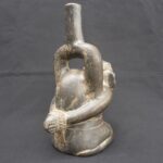 ⚫ Cupisnique Black Pottery Bottle with Kneeling Prisoner - Imagen 7