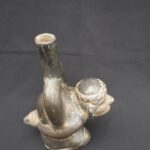⚫ Cupisnique Black Pottery Bottle with Kneeling Prisoner - Imagen 8