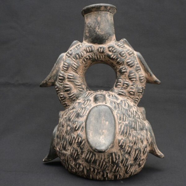 ⚫ Pre-Columbian Chavín Bottle with a Mythical Bird in Black Pottery - Imagen 1