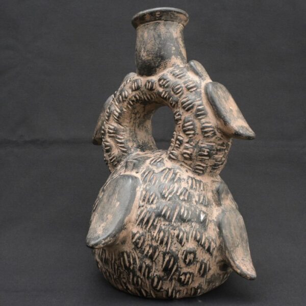 ⚫ Pre-Columbian Chavín Bottle with a Mythical Bird in Black Pottery - Imagen 2