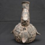 ⚫ Pre-Columbian Chavín Bottle with a Mythical Bird in Black Pottery - Imagen 3