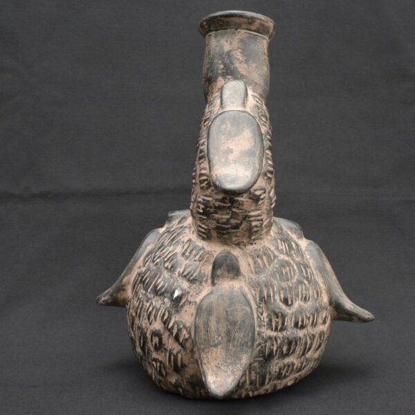 ⚫ Pre-Columbian Chavín Bottle with a Mythical Bird in Black Pottery - Imagen 3