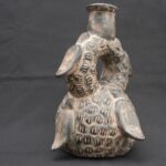⚫ Pre-Columbian Chavín Bottle with a Mythical Bird in Black Pottery - Imagen 4