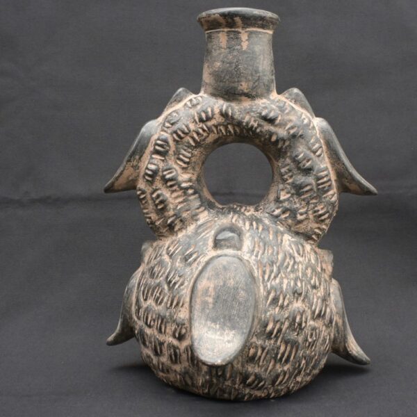 ⚫ Pre-Columbian Chavín Bottle with a Mythical Bird in Black Pottery - Imagen 5