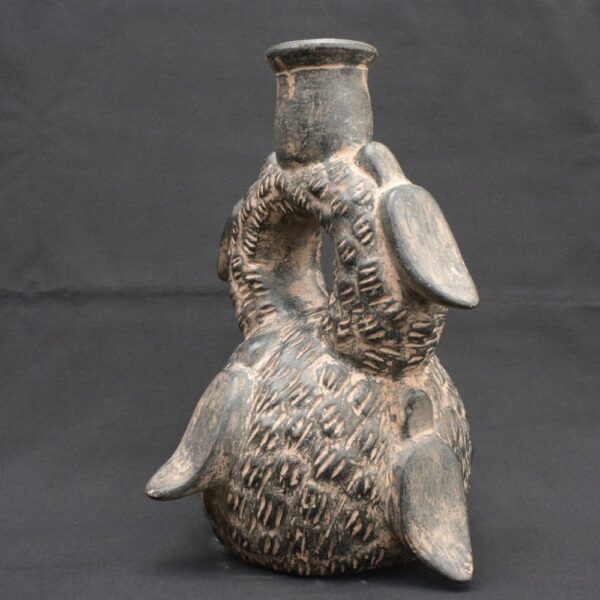 ⚫ Pre-Columbian Chavín Bottle with a Mythical Bird in Black Pottery - Imagen 6