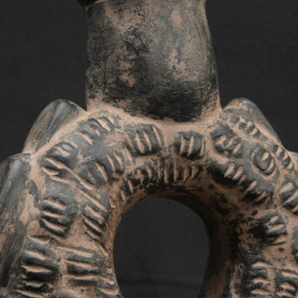 ⚫ Pre-Columbian Chavín Bottle with a Mythical Bird in Black Pottery - Imagen 8