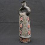 ⚫ Pre-Columbian Ceramic Bottle with Ritual Reliefs and Stirrup Handle - Imagen 2