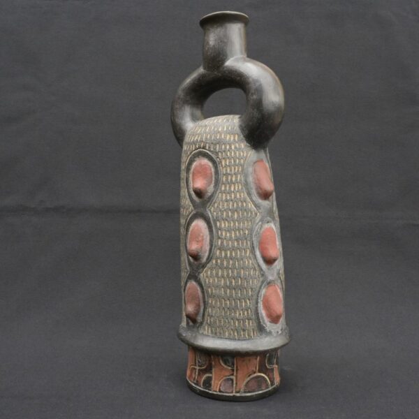 ⚫ Pre-Columbian Ceramic Bottle with Ritual Reliefs and Stirrup Handle - Imagen 2