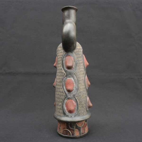 ⚫ Pre-Columbian Ceramic Bottle with Ritual Reliefs and Stirrup Handle - Imagen 3