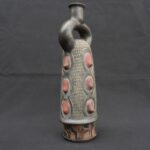 ⚫ Pre-Columbian Ceramic Bottle with Ritual Reliefs and Stirrup Handle - Imagen 4