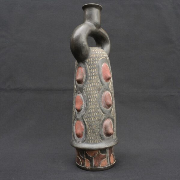 ⚫ Pre-Columbian Ceramic Bottle with Ritual Reliefs and Stirrup Handle - Imagen 4