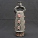 ⚫ Pre-Columbian Ceramic Bottle with Ritual Reliefs and Stirrup Handle - Imagen 5