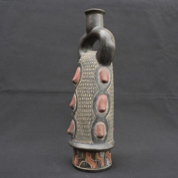 ⚫ Pre-Columbian Ceramic Bottle with Ritual Reliefs and Stirrup Handle - Imagen 6