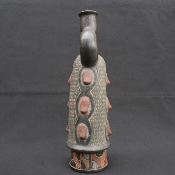 ⚫ Pre-Columbian Ceramic Bottle with Ritual Reliefs and Stirrup Handle - Imagen 7
