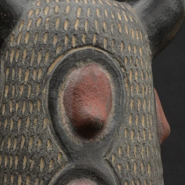 ⚫ Pre-Columbian Ceramic Bottle with Ritual Reliefs and Stirrup Handle - Imagen 11