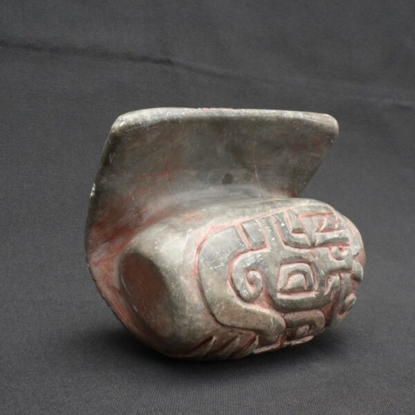 🎶 Chavín Stone Pututu with Ceremonial Feline Engravings - Imagen 13