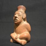 🏺 Anthropomorphic Ceramic Vessel – Moche Culture - Imagen 2