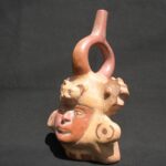 🏺 Moche Ceramic Sculptural Bottle with Feline Face and Headdress - Imagen 2