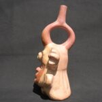 🏺 Moche Ceramic Sculptural Bottle with Feline Face and Headdress - Imagen 3