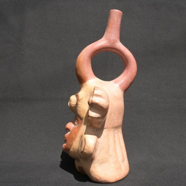 🏺 Moche Ceramic Sculptural Bottle with Feline Face and Headdress - Imagen 3