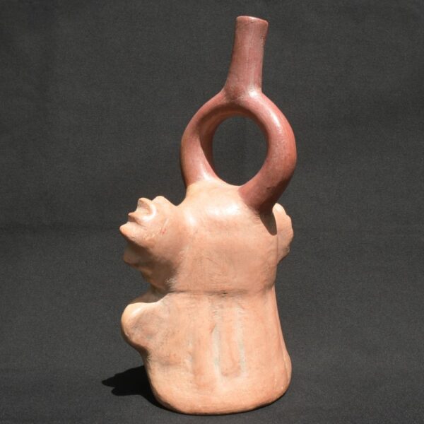 🏺 Moche Ceramic Sculptural Bottle with Feline Face and Headdress - Imagen 4