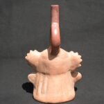 🏺 Moche Ceramic Sculptural Bottle with Feline Face and Headdress - Imagen 5