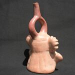 🏺 Moche Ceramic Sculptural Bottle with Feline Face and Headdress - Imagen 6