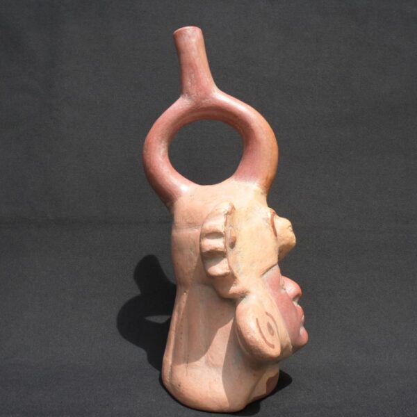 🏺 Moche Ceramic Sculptural Bottle with Feline Face and Headdress - Imagen 7
