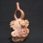 🏺 Moche Ceramic Sculptural Bottle with Feline Face and Headdress - Imagen 8