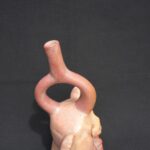 🏺 Moche Ceramic Sculptural Bottle with Feline Face and Headdress - Imagen 9