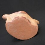 🏺 Moche Ceramic Sculptural Bottle with Feline Face and Headdress - Imagen 10