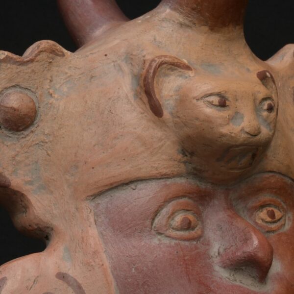 🏺 Moche Ceramic Sculptural Bottle with Feline Face and Headdress - Imagen 11