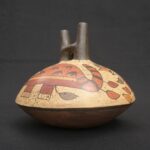 🐍 Nasca Ceramic Painted Bottle with Mythical Figure - Imagen 3