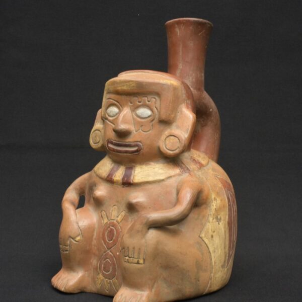 👁️ Moche ceramic bottle with a seated figure - Imagen 2