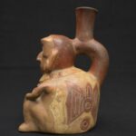 👁️ Moche ceramic bottle with a seated figure - Imagen 3
