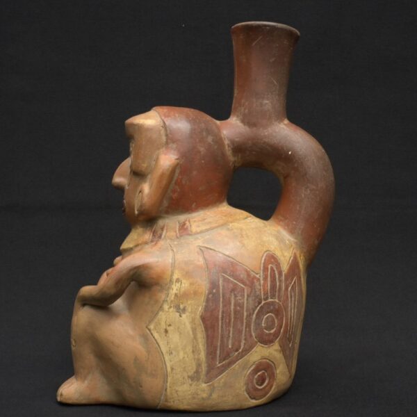 👁️ Moche ceramic bottle with a seated figure - Imagen 3