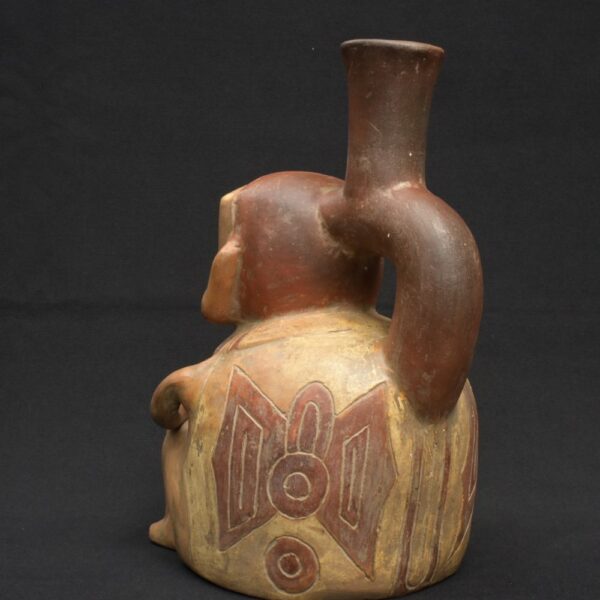 👁️ Moche ceramic bottle with a seated figure - Imagen 4