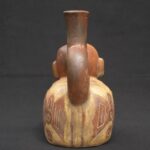 👁️ Moche ceramic bottle with a seated figure - Imagen 5