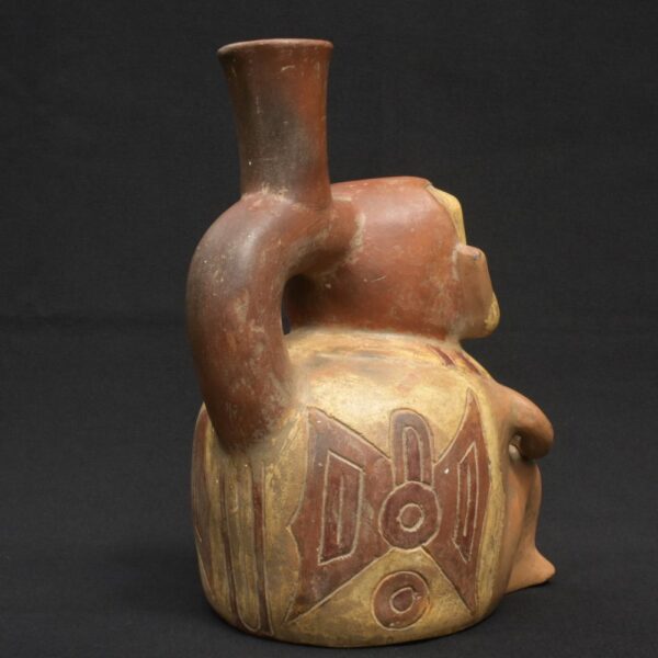 👁️ Moche ceramic bottle with a seated figure - Imagen 6