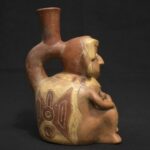 👁️ Moche ceramic bottle with a seated figure - Imagen 7