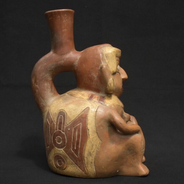 👁️ Moche ceramic bottle with a seated figure - Imagen 7