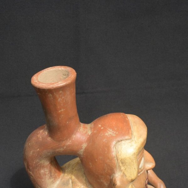 👁️ Moche ceramic bottle with a seated figure - Imagen 9