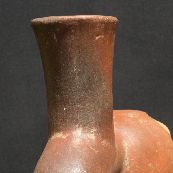 👁️ Moche ceramic bottle with a seated figure - Imagen 11