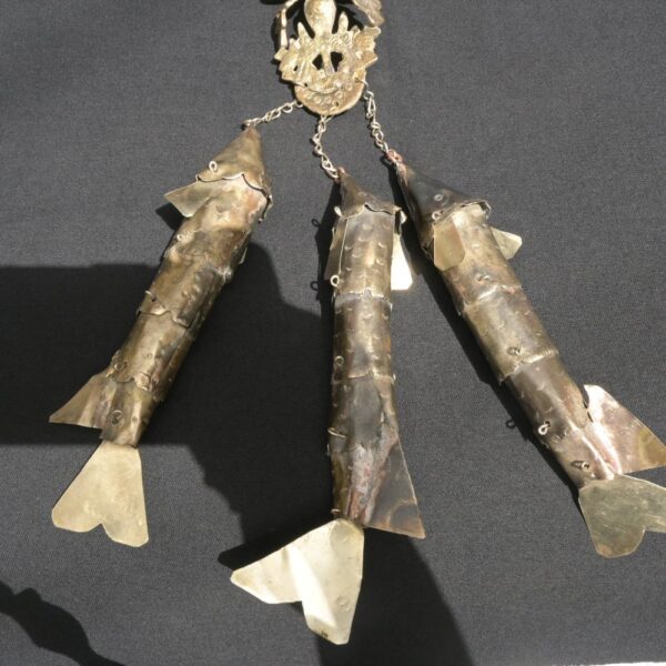 🐟 Metal Craftsmanship with Fish-Shaped Pendants - Imagen 3
