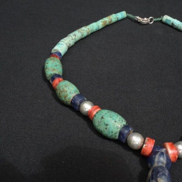 Pre-Columbian Chavín Turquoise and Sodalite Necklace - Imagen 3