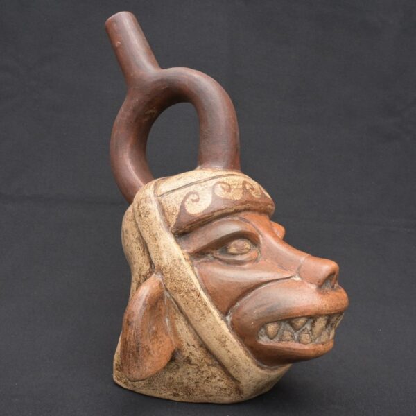 🏺 Moche Ceramic Zoomorphic Bottle with the Face of a Wild Being - Imagen 1