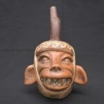 🏺 Moche Ceramic Zoomorphic Bottle with the Face of a Wild Being - Imagen 2