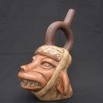 🏺 Moche Ceramic Zoomorphic Bottle with the Face of a Wild Being - Imagen 3