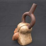 🏺 Moche Ceramic Zoomorphic Bottle with the Face of a Wild Being - Imagen 5
