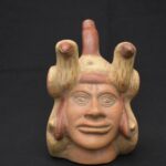 🏺 Moche Ceramic Human Head Bottle with Sacred Birds - Imagen 2